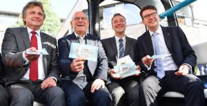 Karlsruhes Oberbürgermeister Frank Mentrup (l-r, SPD), Baden-Württembergs Verkehrsminister Winfried Hermann (Bündnis 90/Die Grünen), Marius Zöllner, Direktor am FZI Forschungszentrum, und Alexander Pischon, Geschäftsführer des Karlsruher Verkehrsverbundes, sitzen am 31.10.2016 in Karlsruhe (Baden-Württemberg) auf dem Gelände des Karlsruher Verkehrsverbundes in einem autonom fahrenden Elektro-Mini-Omnibus und halten ihre Fahrtickets in den Händen. Die Karlsruher Testregion für autonomes Fahren steht in den Startlöchern. Baden-Württembergs Verkehrsminister Hermann überreichte heute den Zuwendungsbescheid des Landes. Foto: Uwe Anspach/dpa +++(c) dpa - Bildfunk+++ | Verwendung weltweit